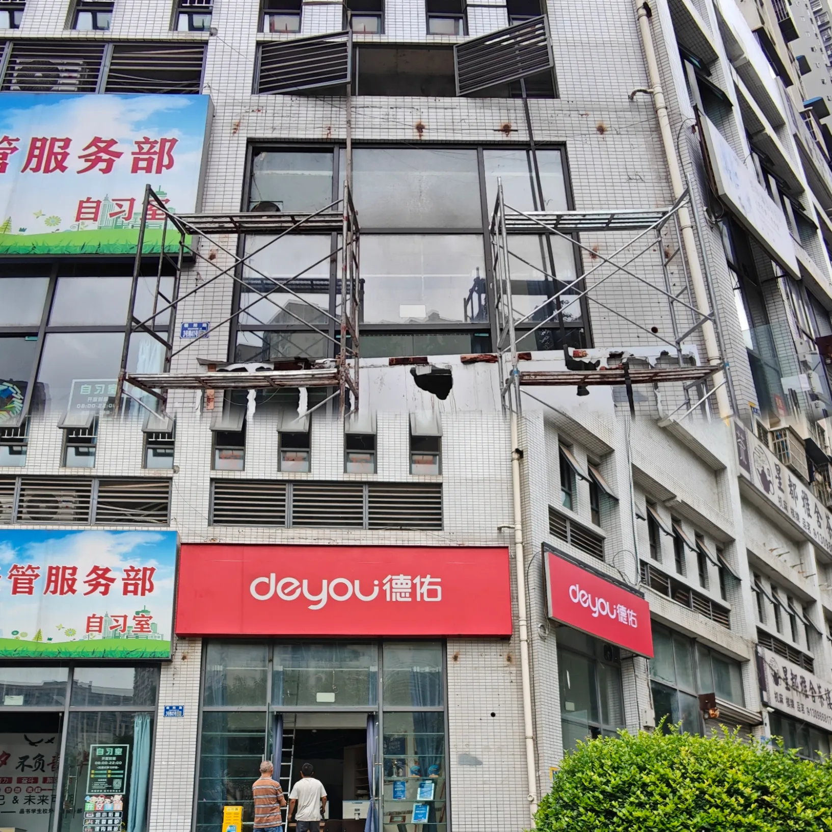 九龙坡紫薇北苑门头移位拆除安装施工记录|萌酷广告钢结构作业 -工作记录